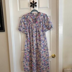 PINK Floral Robe House Dress 1x Smocked neckline Pearlized Snap Front Closure 1x